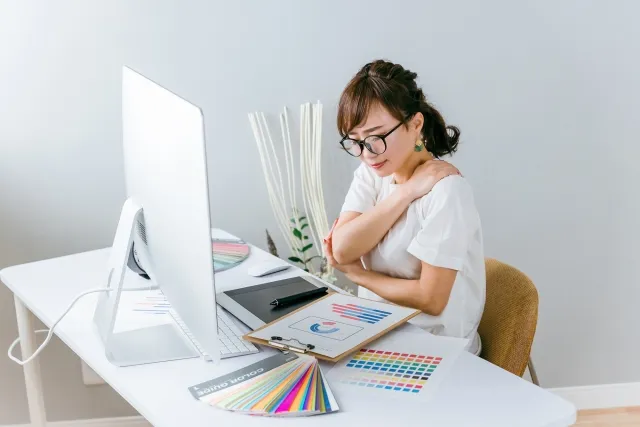 頭痛・肩こり・眼精疲労は繋がっている？効果的なセルフケア